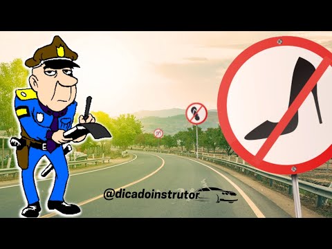 Pode-se conduzir uma motocicleta usando calçado de sola rasteira?