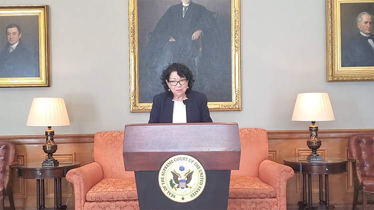 Sotomayor ve un mundo desafiante para los licenciados en derecho